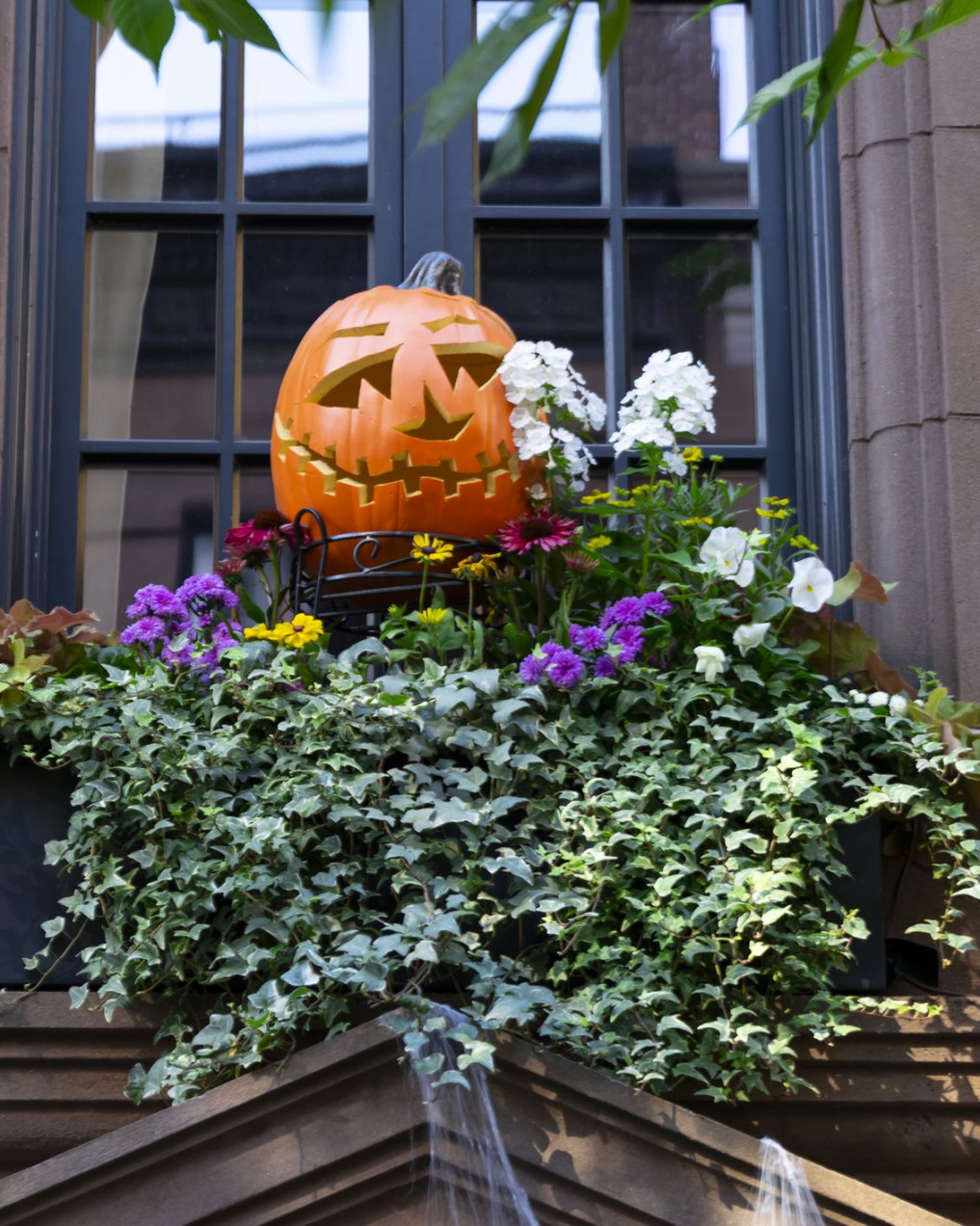 Best Outdoor Halloween Decorations to Try in
